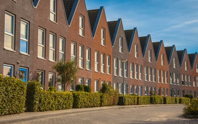 Dit is een foto van stenen rijtjeswoningen