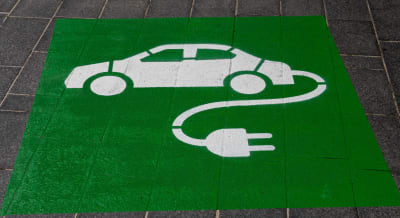 Groen met witte straat schildering van elektrische auto