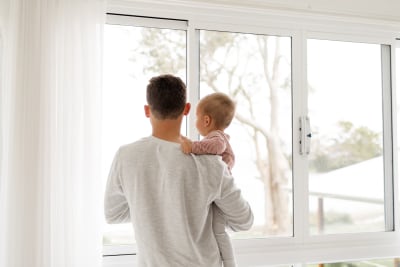 Foto van vader en kind voor hun raam