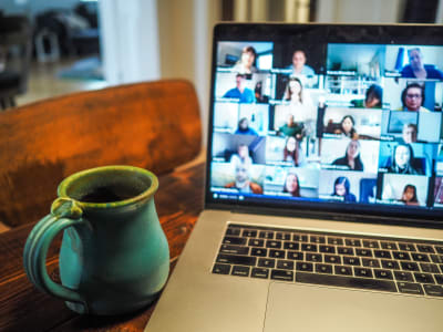 Foto van computerscherm met een online vergadering