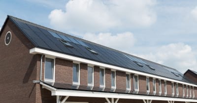 Zwarte zonnepanelen op nieuwe rijwoningen