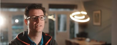 Johan in zijn woning, waar hij vertelt over de ervaring met een warmtepomp in zijn woning in Amstelveen