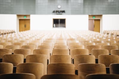 Foto van een lege collegezaal