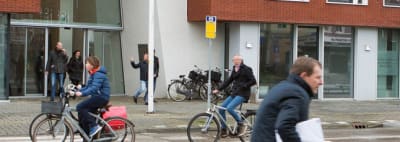 Fietsende mensen op straat in Amsterdam