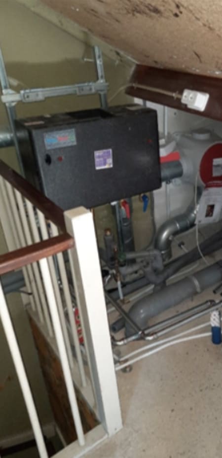Een zolder met een afleverset voor het warmtenet.