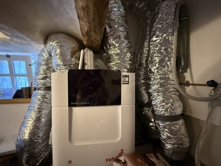 Foto van een warmteterugwin-instrallatie en warmtepomp