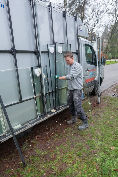 Glaszetter haalt glasplaat van busje