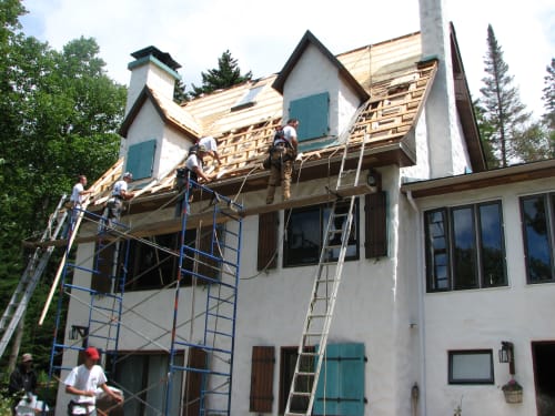 Groep werkers renoveert een dak