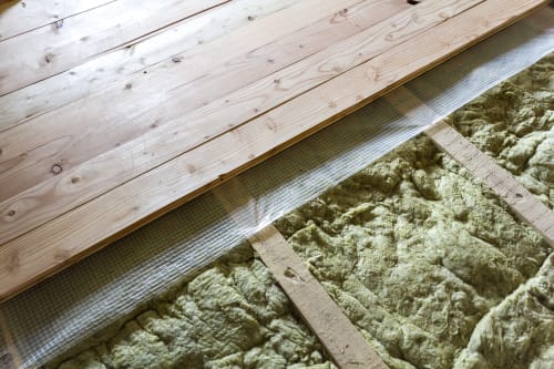 Isoaltie van nieuwe houten vloer met isolatiewol