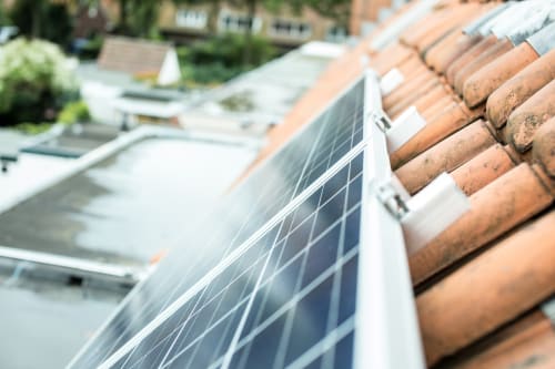 Rijtjeswoning met zonnepanelen op het dak