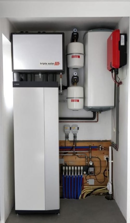 Binnengedeelte van de PVT-warmtepomp met boilervat en omvormer