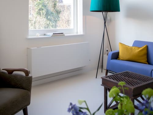 Moderne radiator in een woonkamer