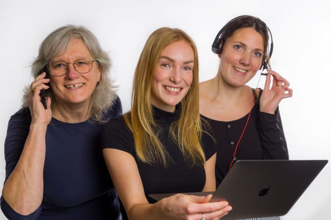3 dames van de klantenservice met telefoon, laptop en headset