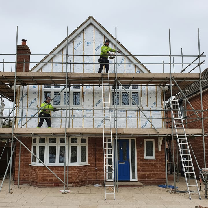 Vrijstaand huis die door isolatiespecialisten wordt geïsoleerd vanaf de buitenkant