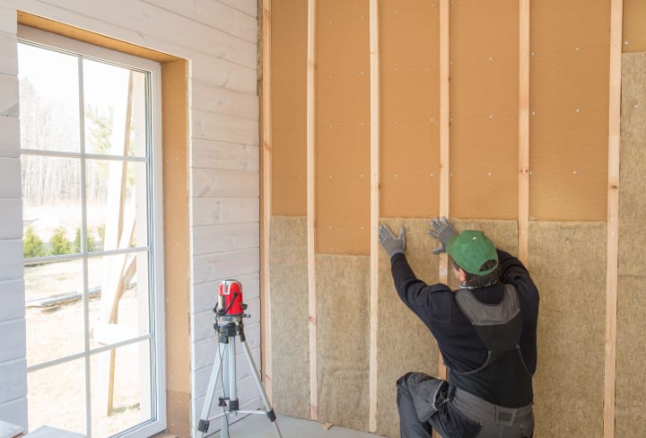 Installateur plaatst binnenmuurisolatie