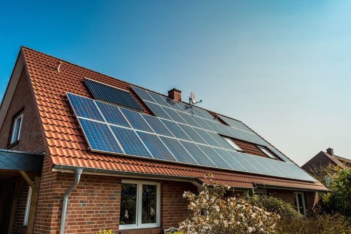 Zonnepanelen op vrijstaand huis met rode dakpannen
