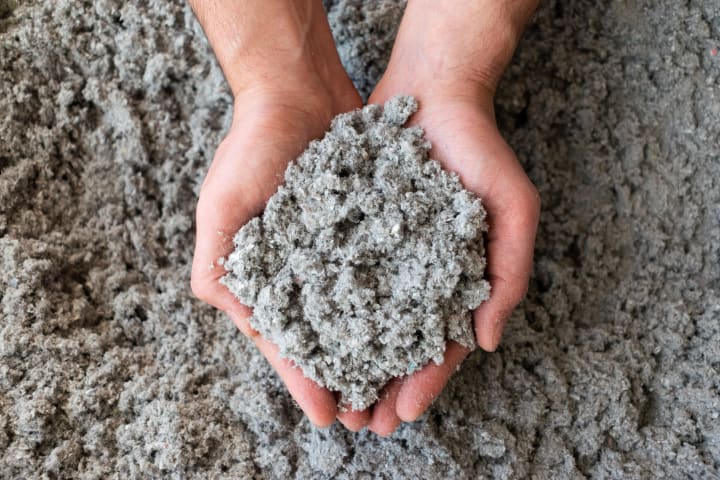 Twee handen die cellulose vasthouden