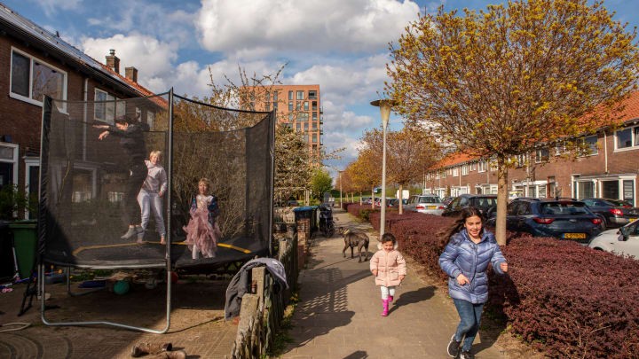 De wijk Oost Malburgen met spelende kinderen op een trampoline en de stoep