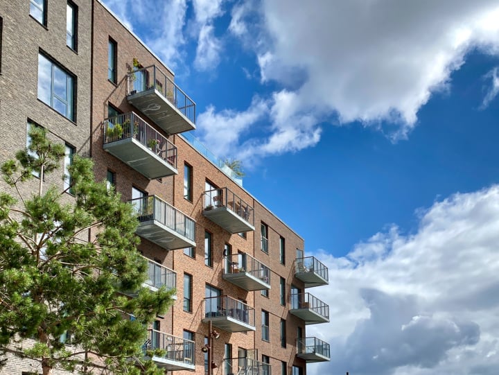 Appartementen met balkonnetjes in de zon