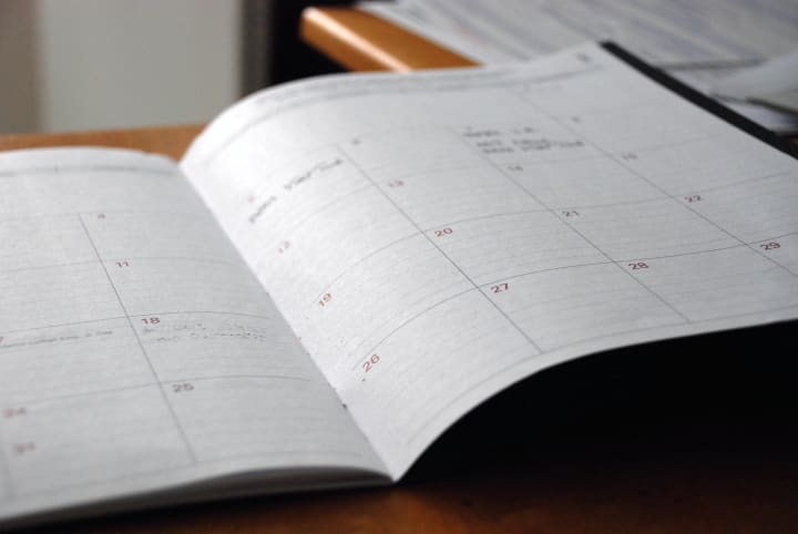 Afbeelding van een agenda met een weekoverzicht.