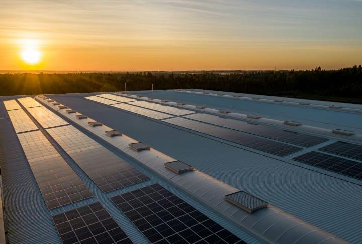 Zonnepanelen op dak van bedrijf